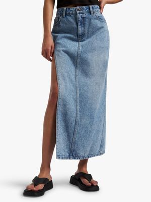 Women's Light Wash Midi Denim Skirt With Curved Slit