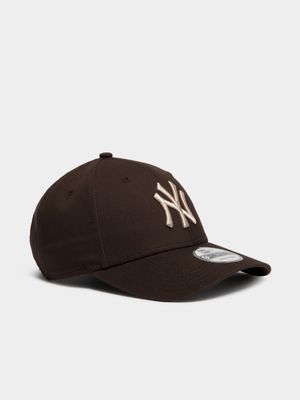 New York Yankees League Essential 9Forty Dark Brown Cap