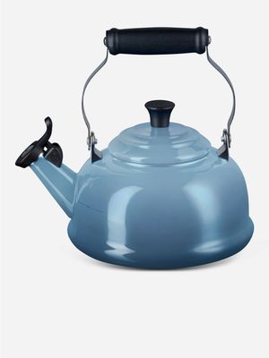 le creuset classic kettle chambray