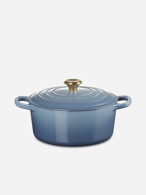 le creuset signature round cocotte chambray 22cm