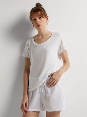 Relaxed Round Neckline Essential Tee