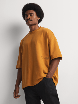 Relay Jeans Men's Cropped Boxy Fleece Ochre Graphic T-Shirt