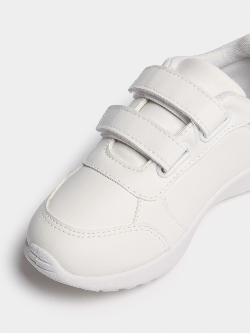 Younger Boy's White Sneakers Bash