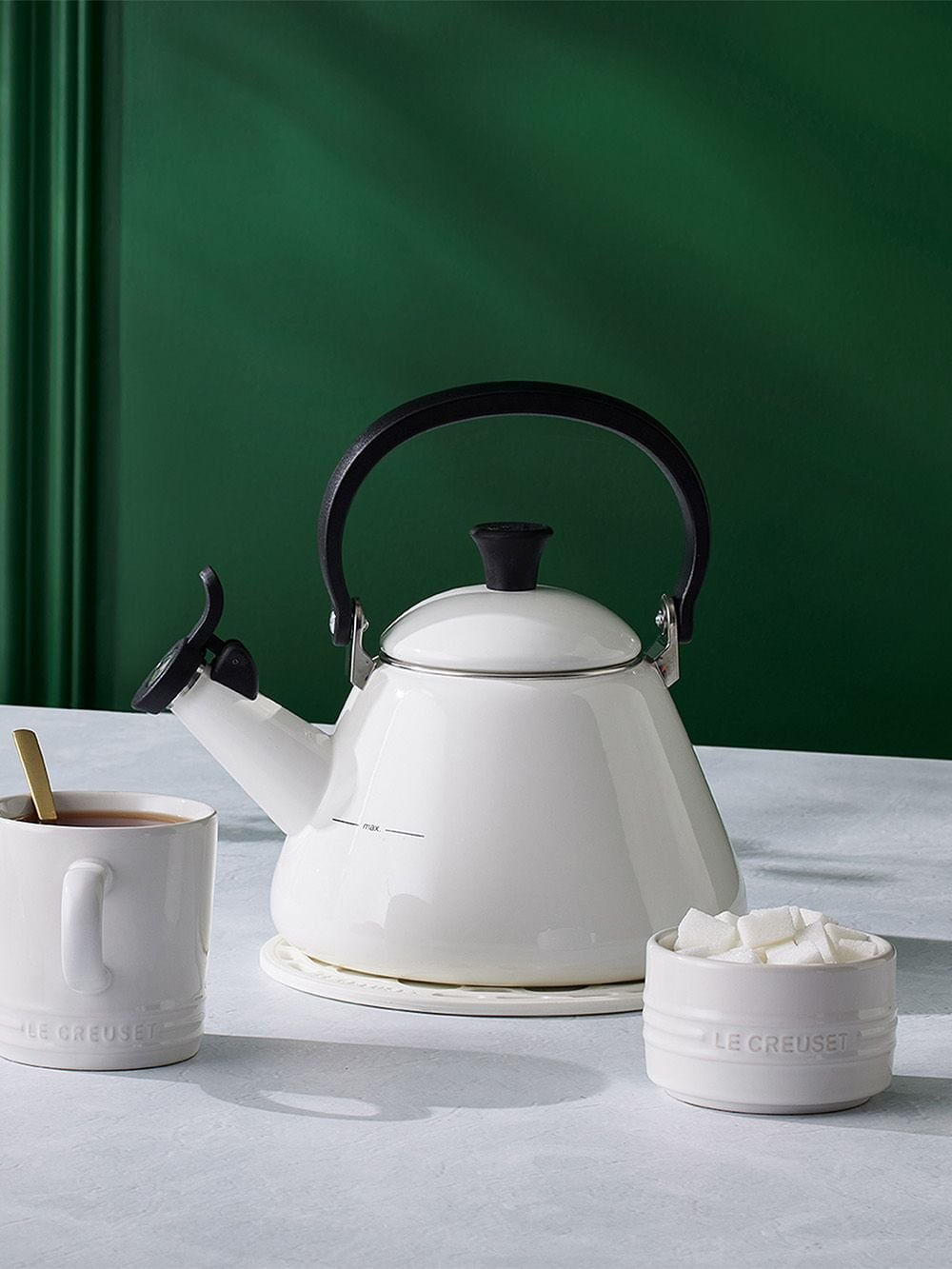 LE CREUSET ホワイト ティーケトル Le Creuset Kone Whistling Kettle White | Bash